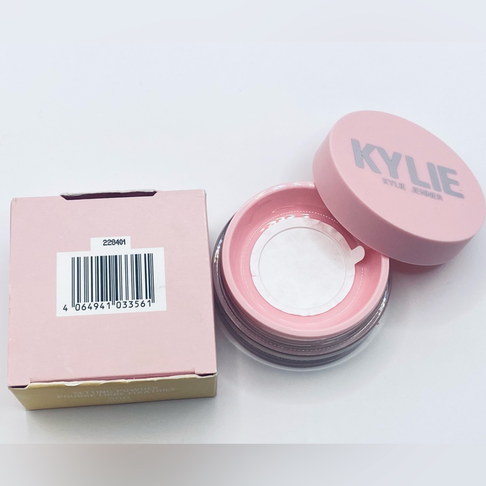 Kylie Jenner Setting Powder - Picture 3 of 6